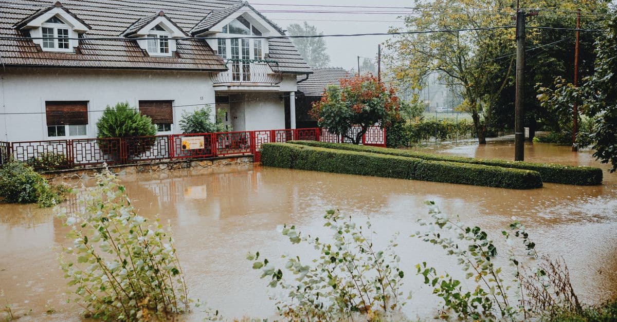 Water Damage Restoration SEO: Own the 3am Search in 2026